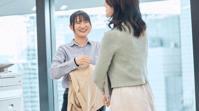 エンジニアが常駐先のお客さんと会話する様子